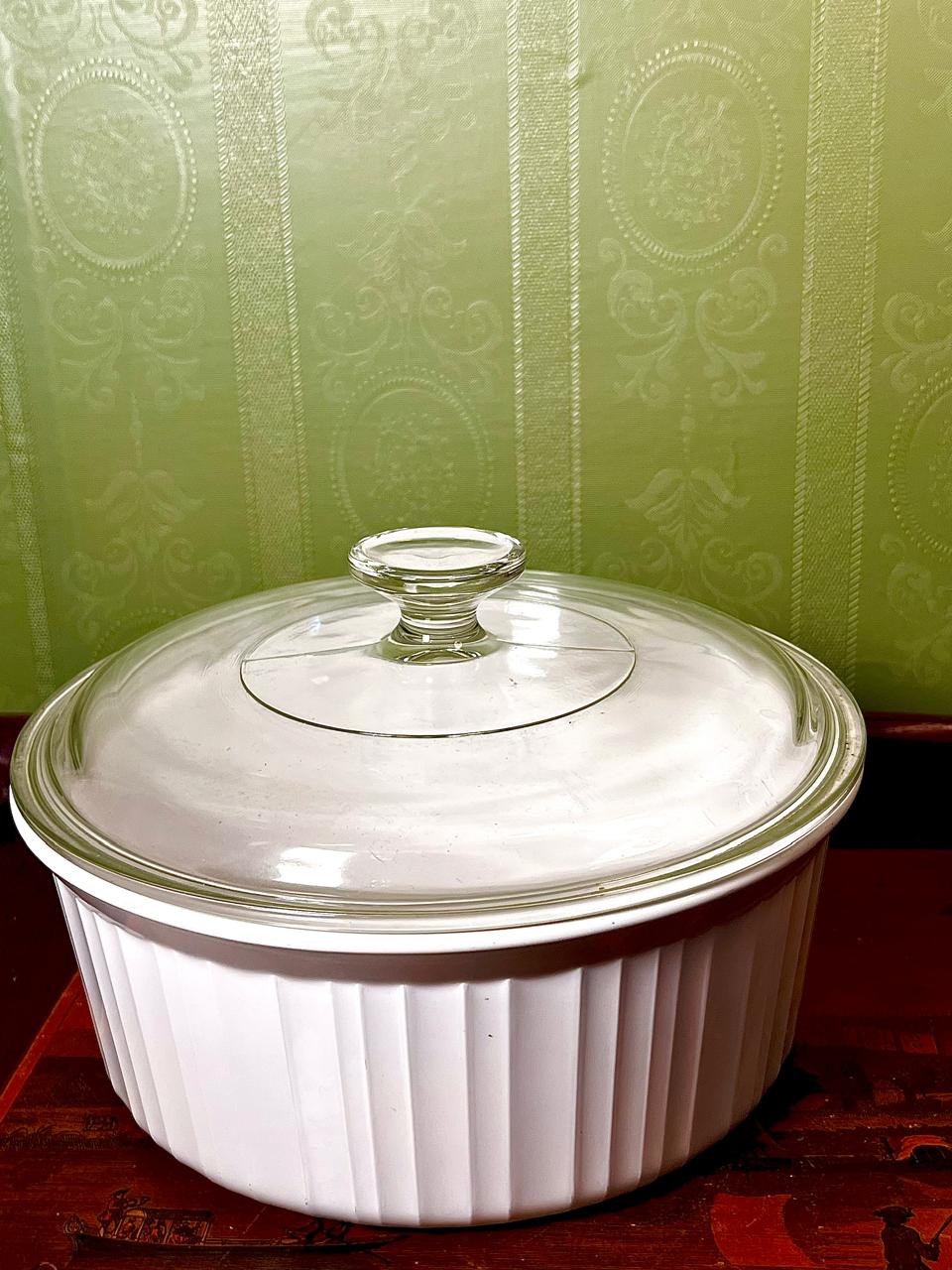 White Ceramic Oven-Safe Casserole with Crystal Lid 23 cm