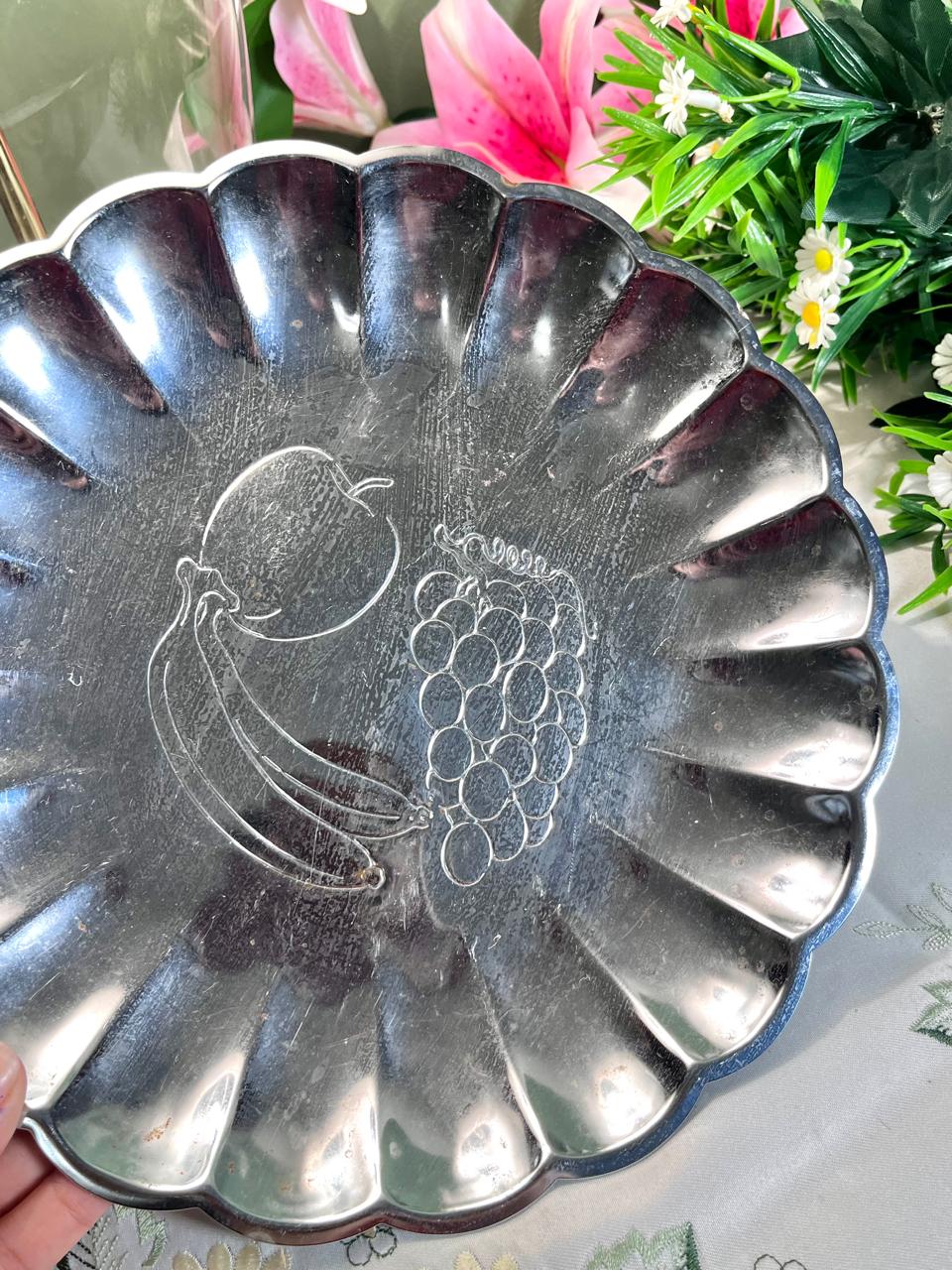 Silver-Tone Scalloped Fruit Serving Bowl 26 cm