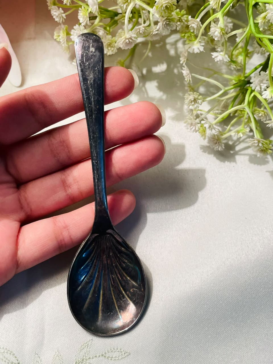 Shell Pattern Silver-Tone Serving Spoon – Approx. 4.5 Inches