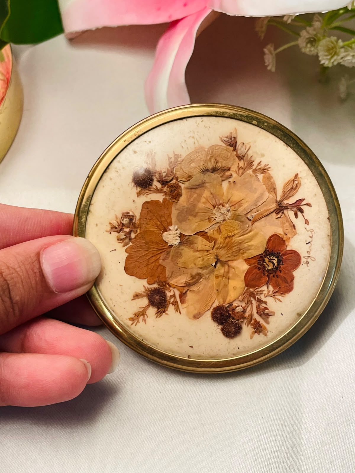 Vintage Dried Floral Display Gold-Tone Round Frame 8 cm