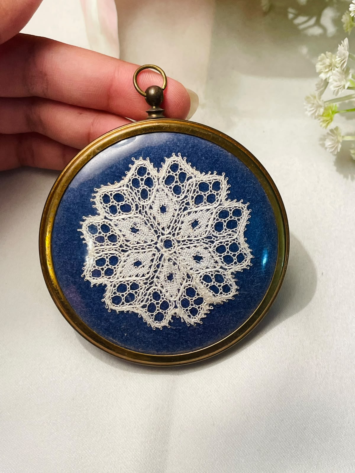 Vintage Round Lace Display Blue Gold-Tone Frame 8 cm