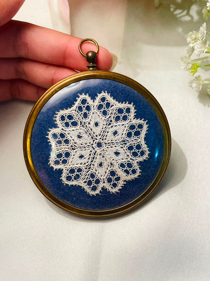Vintage Round Lace Display Blue Gold-Tone Frame 8 cm