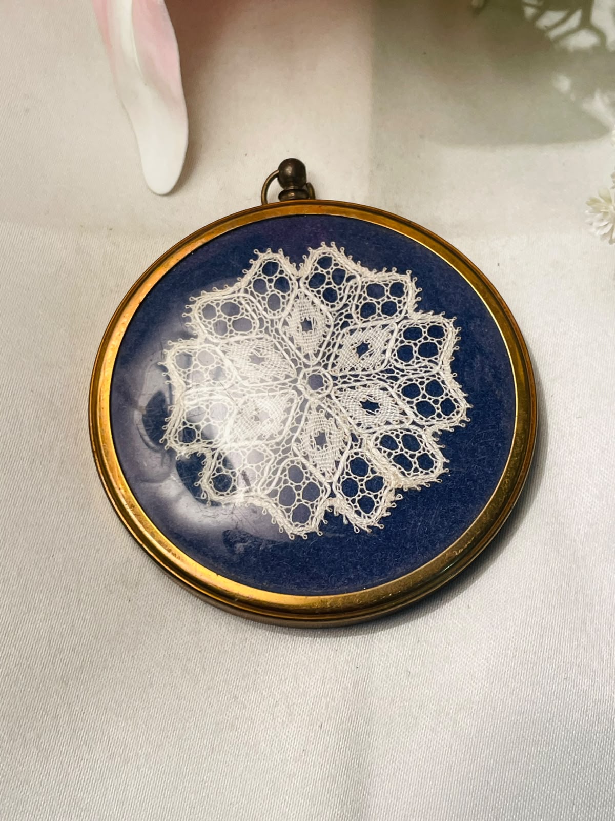 Vintage Round Lace Display Blue Gold-Tone Frame 8 cm