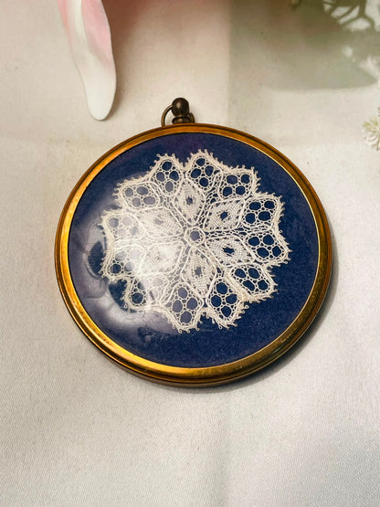 Vintage Round Lace Display Blue Gold-Tone Frame 8 cm