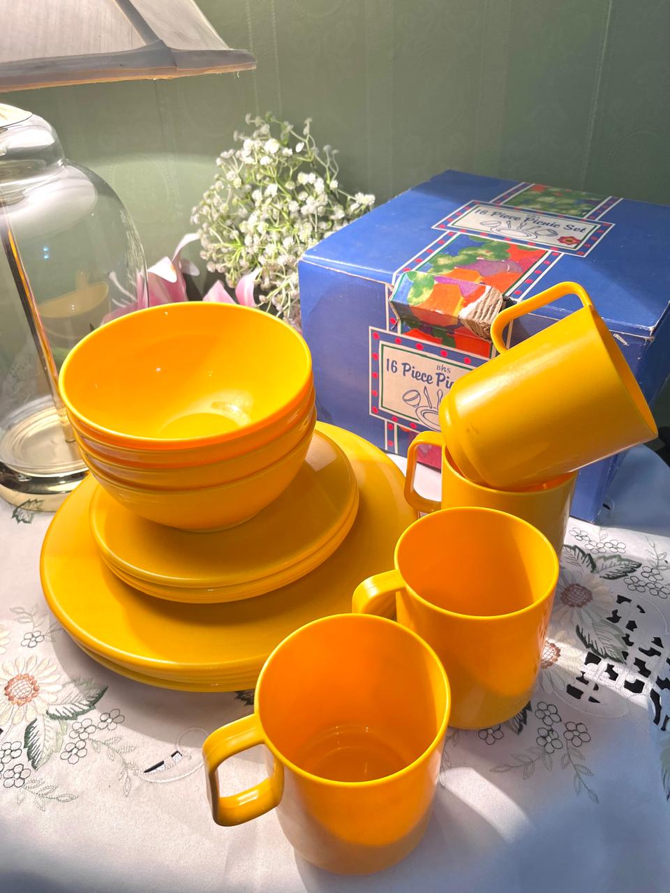 Vintage Yellow 16-Piece Picnic Dinner Set with Mugs
