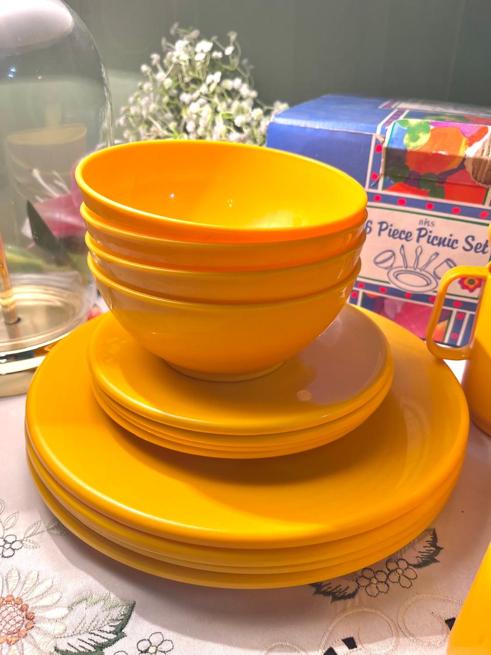 Vintage Yellow 16-Piece Picnic Dinner Set with Mugs