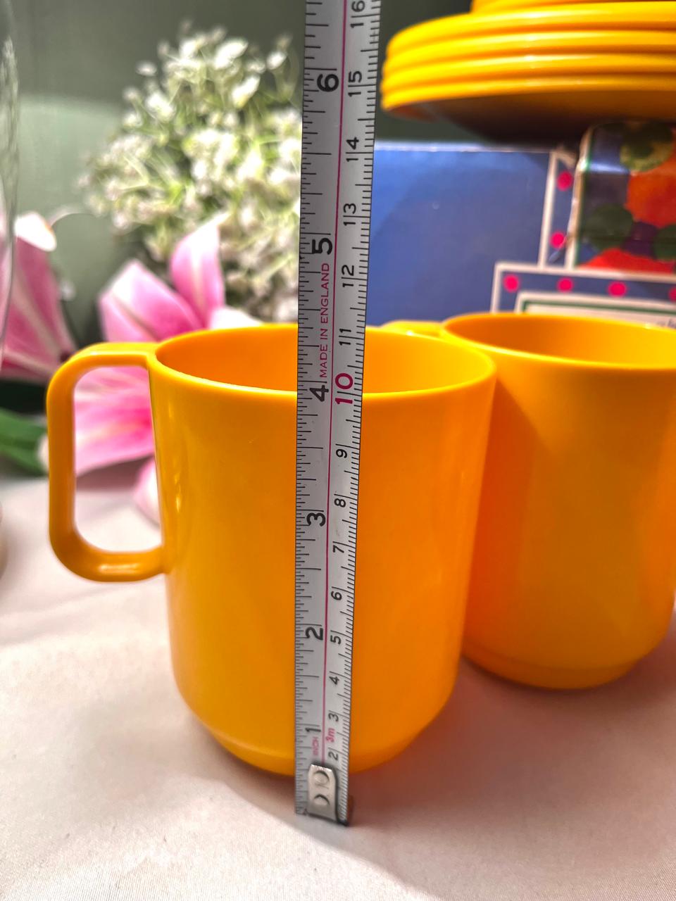 Vintage Yellow 16-Piece Picnic Dinner Set with Mugs