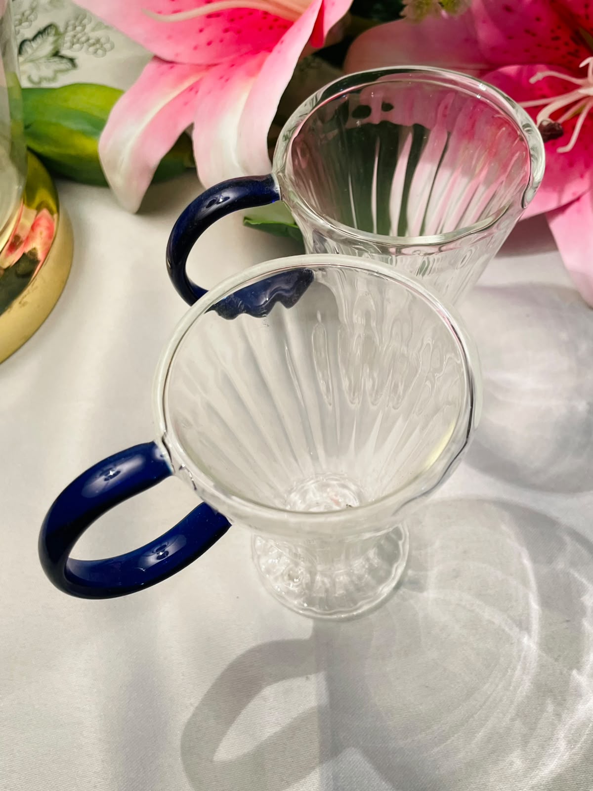 Set of 2 Clear Glass Mugs Blue Handles 9 cm