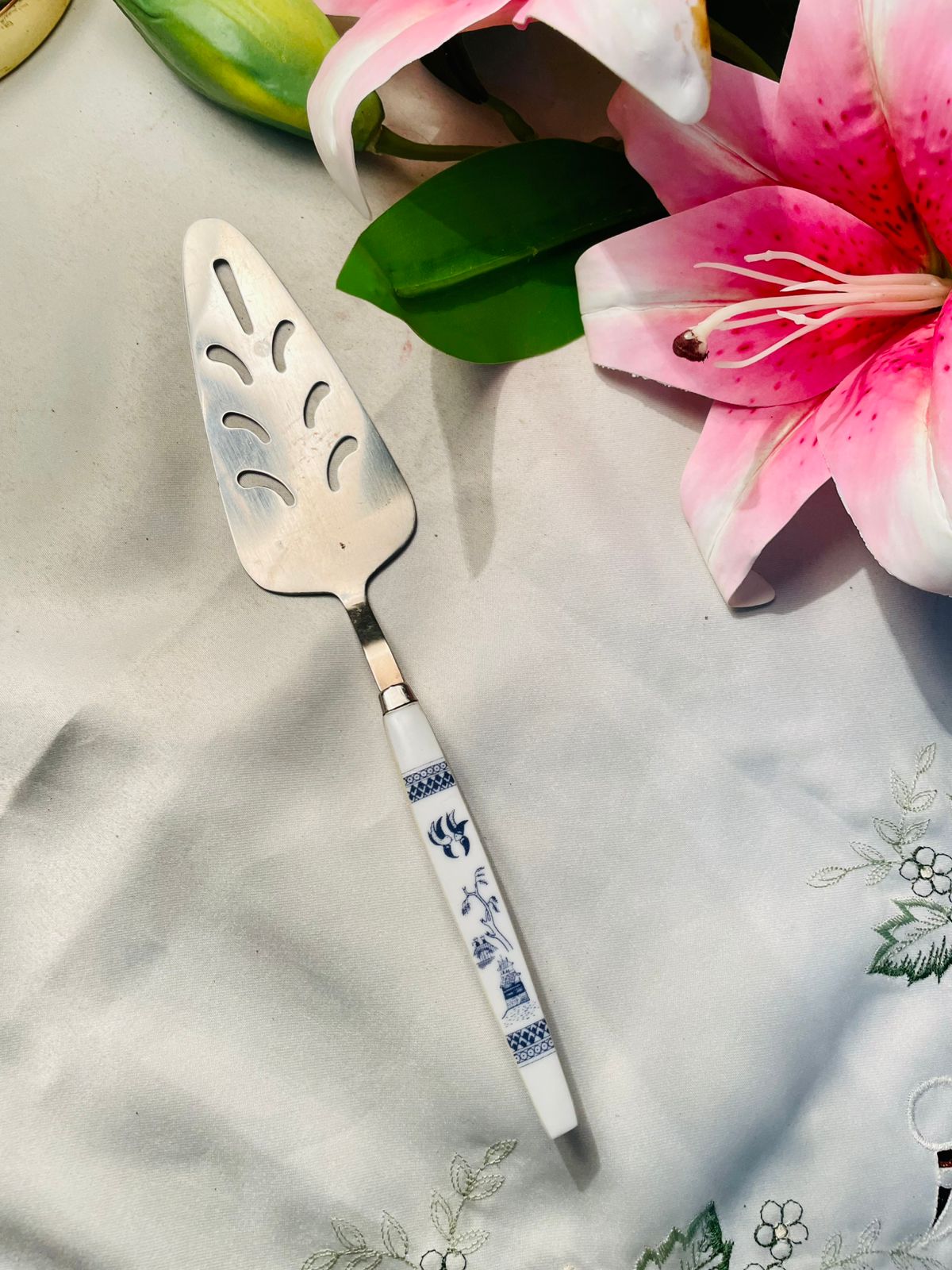 Vintage Blue & White Ceramic Handle Cake Server 27 cm