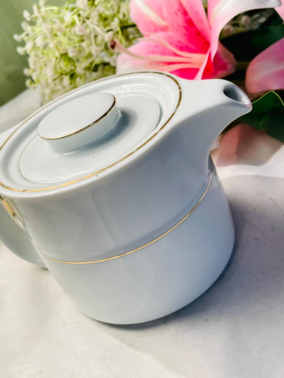 Vintage Contemporary by Noritake White Teapot with Gold Trim 12cm