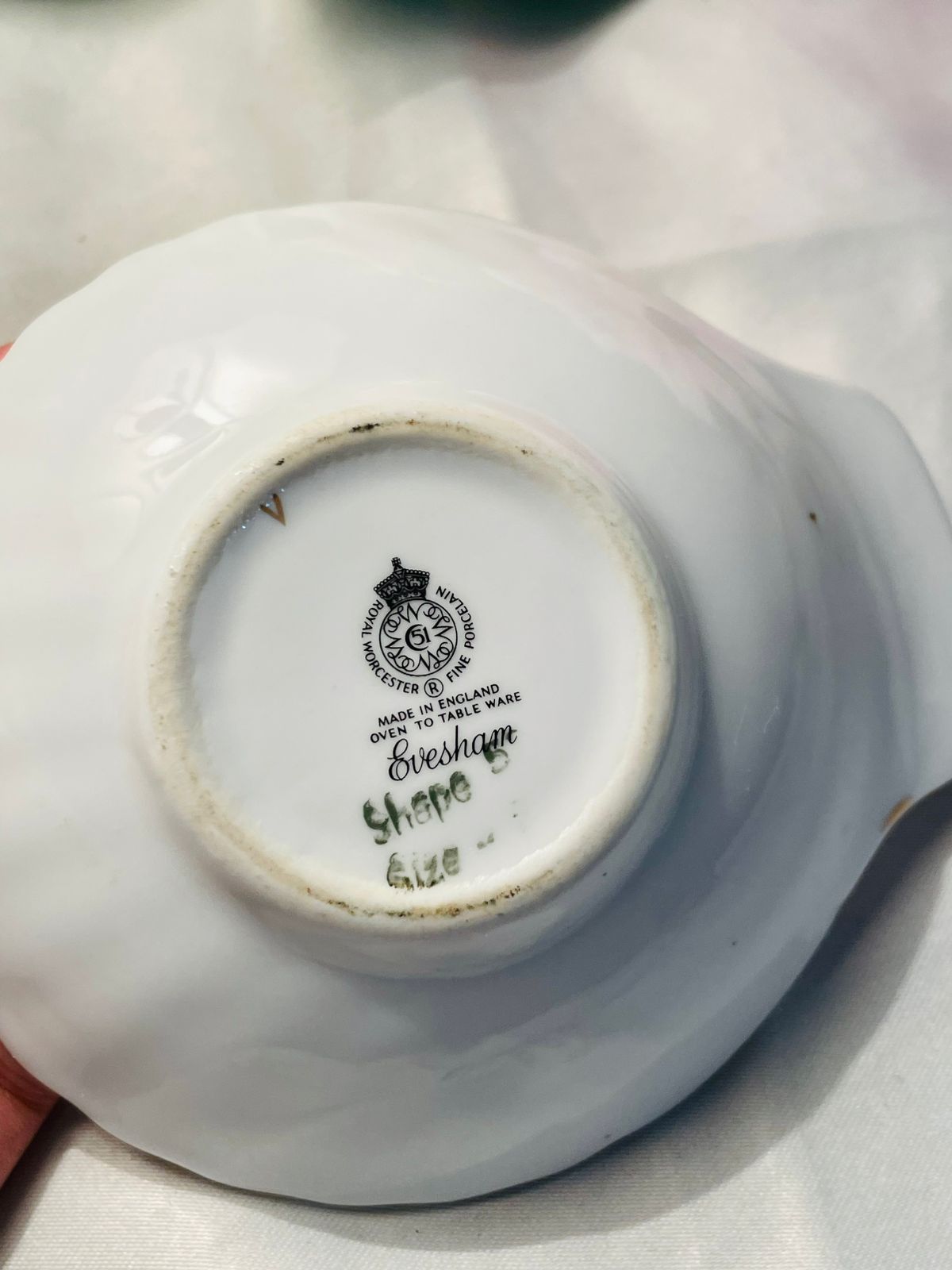 Royal Worcester Fruit Motif Ceramic Shell Dish with Gold Rim Approx. 12 cm