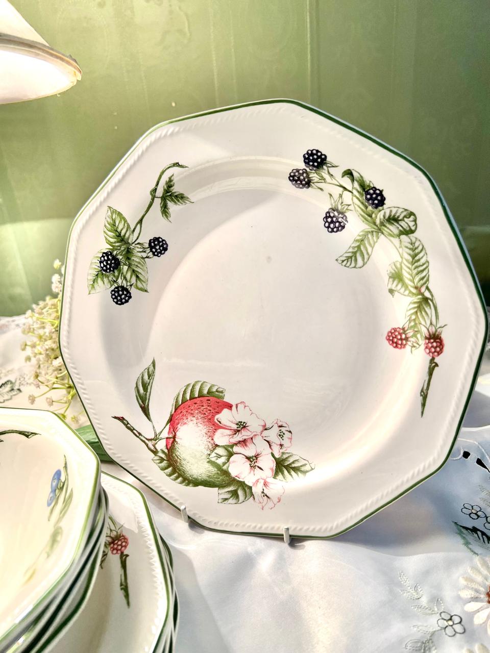 Churchill Chartwell Collection Fruit 18-Piece Dinner Set