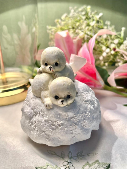 White Seal Pair Musical Decor Approx. 11 cm