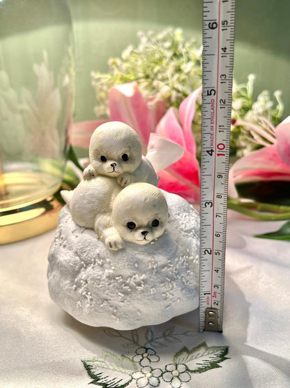White Seal Pair Musical Decor Approx. 11 cm