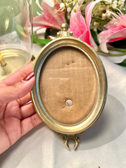 Gold-Toned Oval Photo Frame – Approx. 5.5 Inch