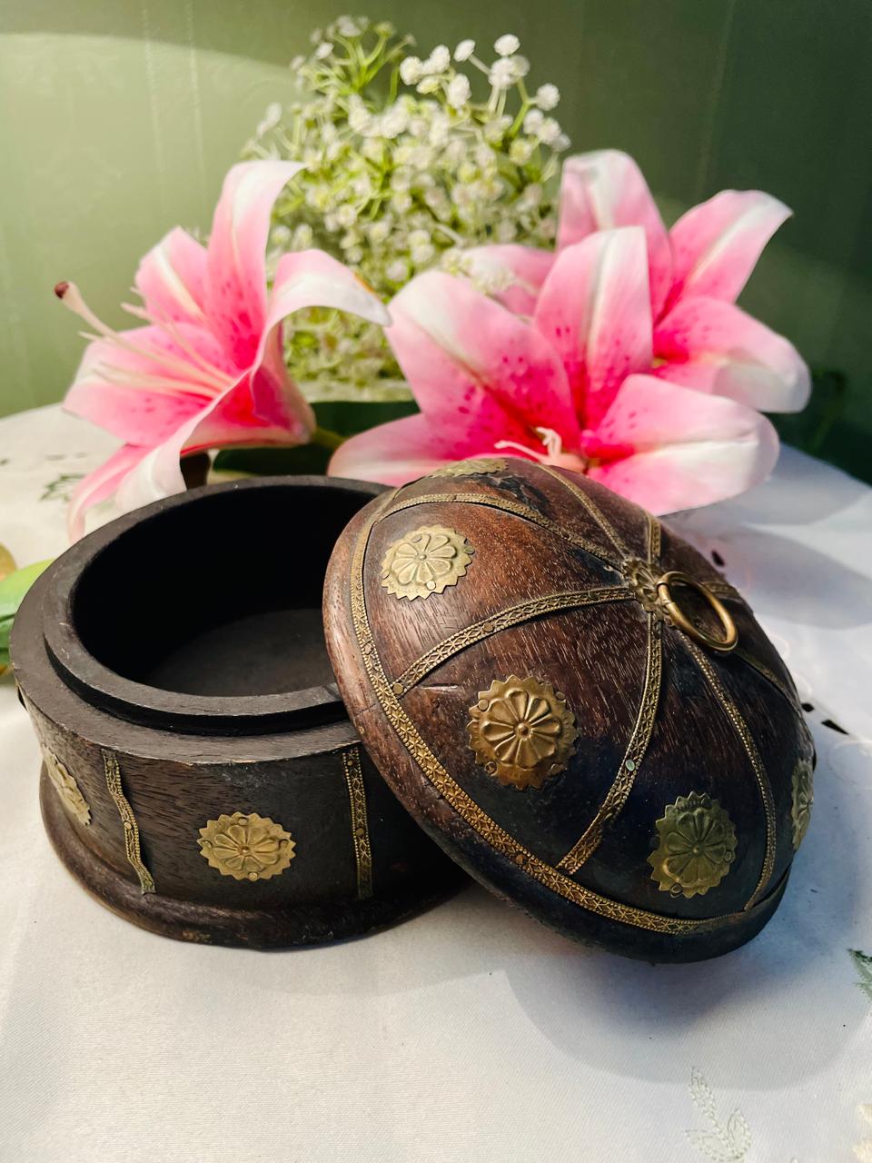Vintage Round Wooden Trinket Box with Brass Inlay Approx. 15 cm