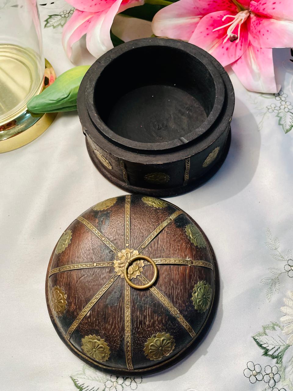 Vintage Round Wooden Trinket Box with Brass Inlay Approx. 15 cm