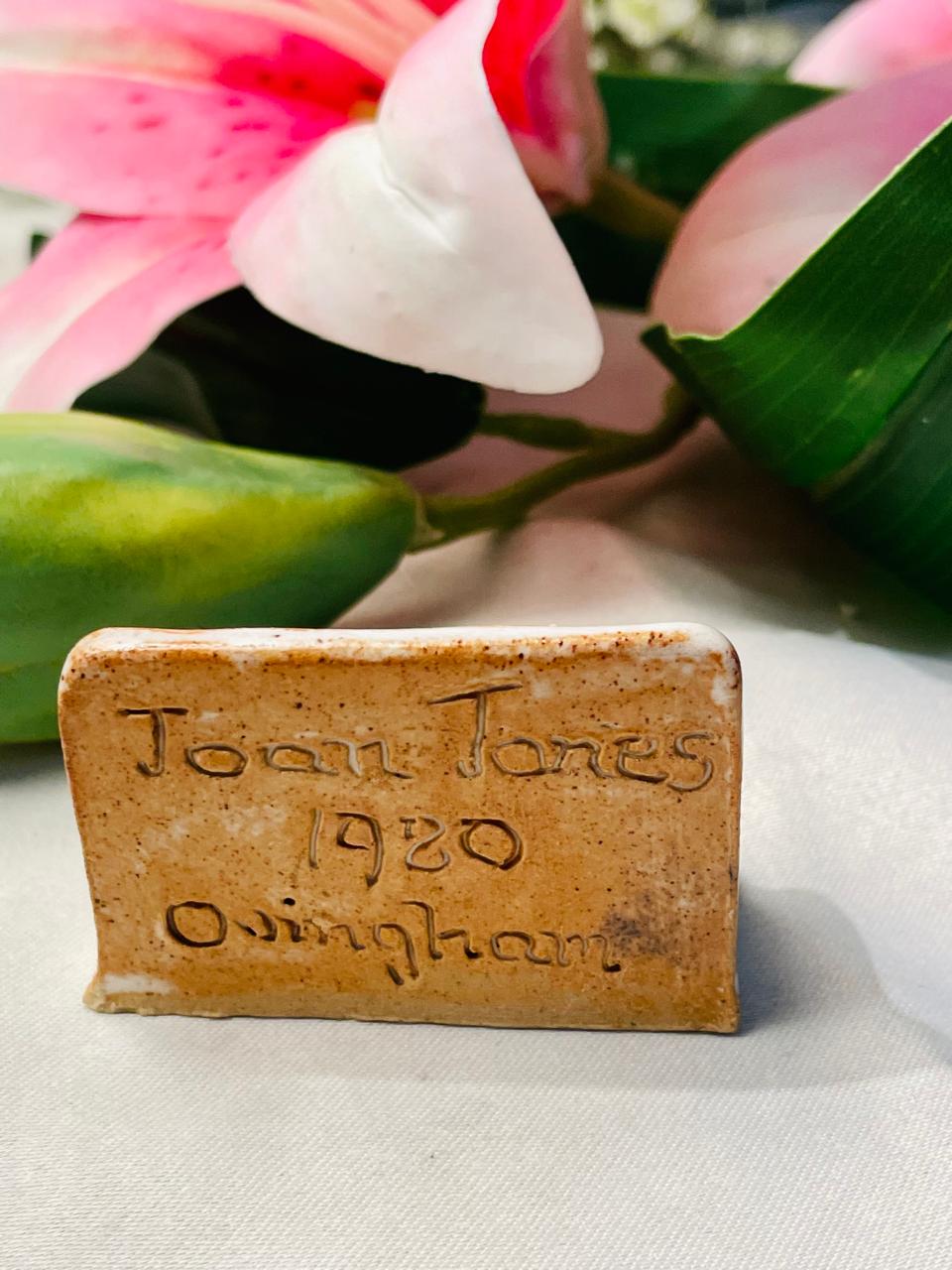 Miniature Ceramic Kitchen Utensil Plaque Approx. 8 cm