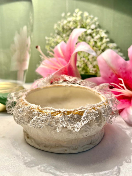 Vintage Lace-Trimmed Decorative Basket Approx. 10 cm
