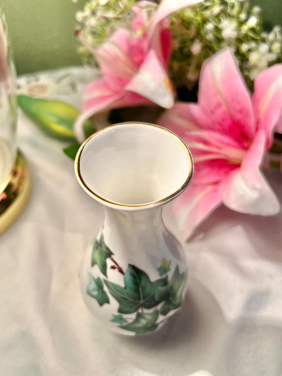 Total Elegance Staffordshire Ivy Fine Bone China Vase 5.5 Inch