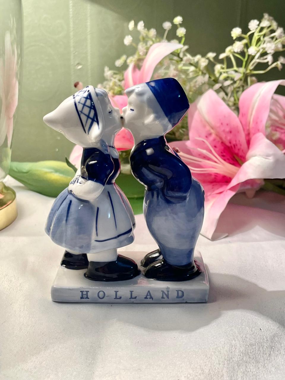 Vintage Blue & White Holland Kissing Couple Figurine 12 cm