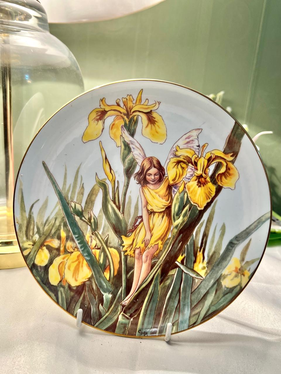 Border Fine Bone China Iris Fairy Wall Plate 18 cm