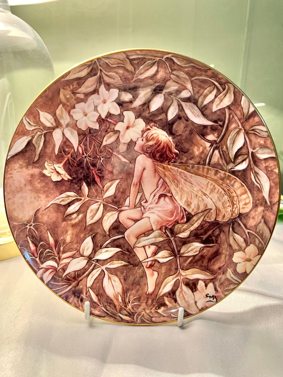 Border Fine Bone China Jasmine Fairy Wall Plate 7"