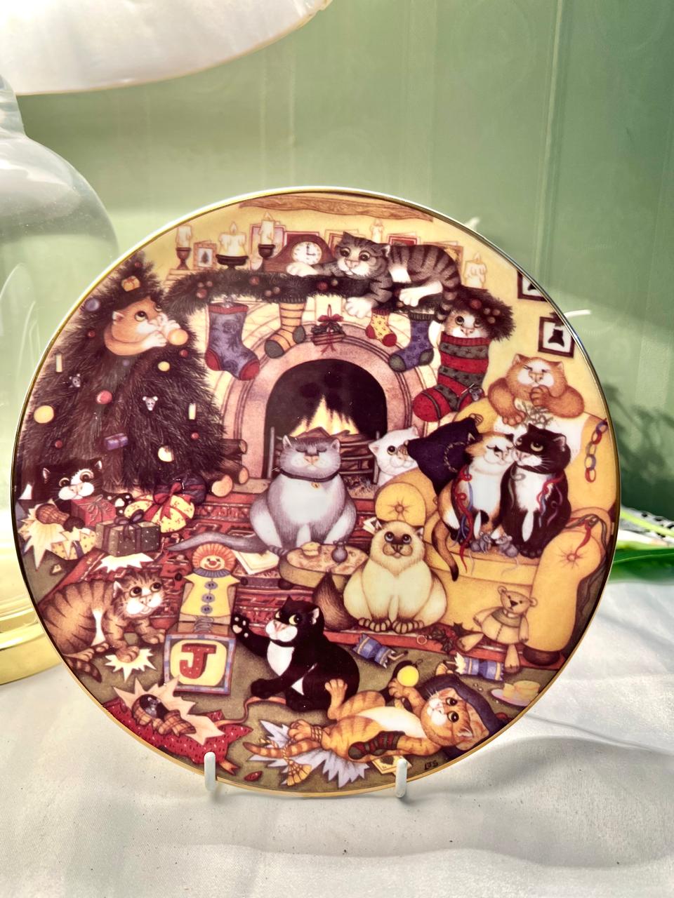 Danbury Mint Christmas Chaos Bone China Wall Plate 8"