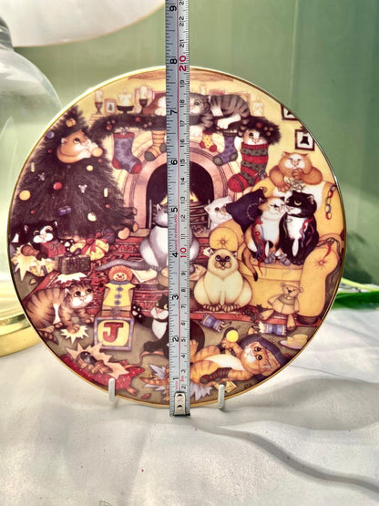 Danbury Mint Christmas Chaos Bone China Wall Plate 8"
