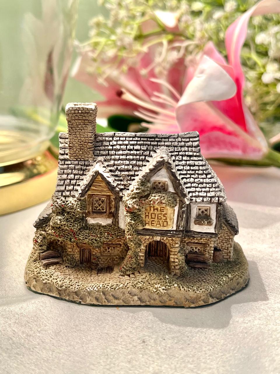 The Dog’s Head” Miniature Cottage Figurine 10cm