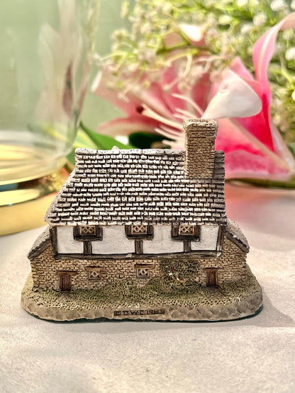 The Dog’s Head” Miniature Cottage Figurine 10cm