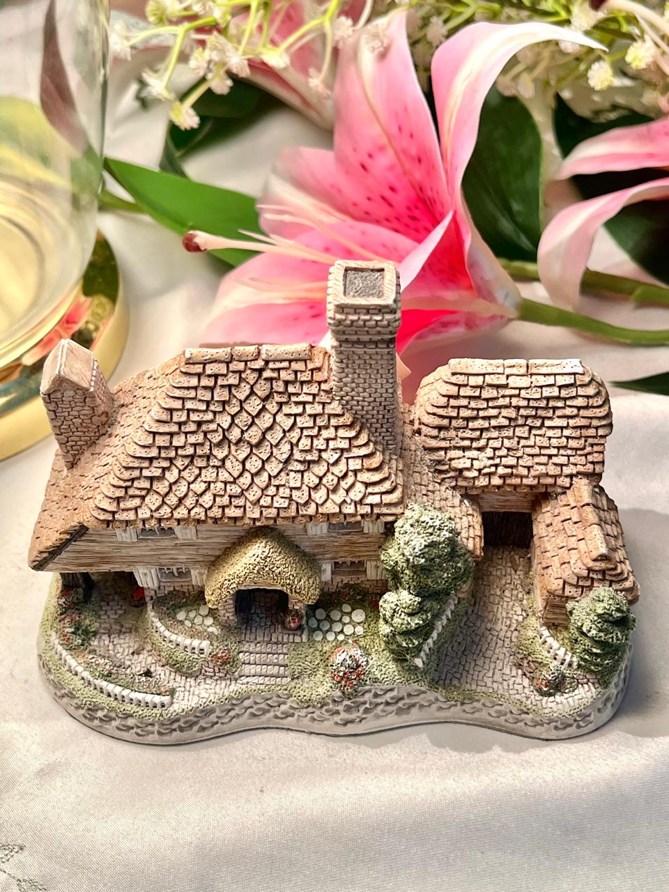 English Cottage Miniature House with Garden 15cm