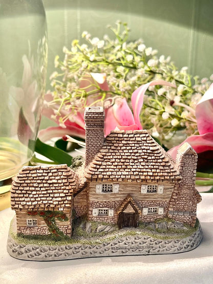 English Cottage Miniature House with Garden 15cm