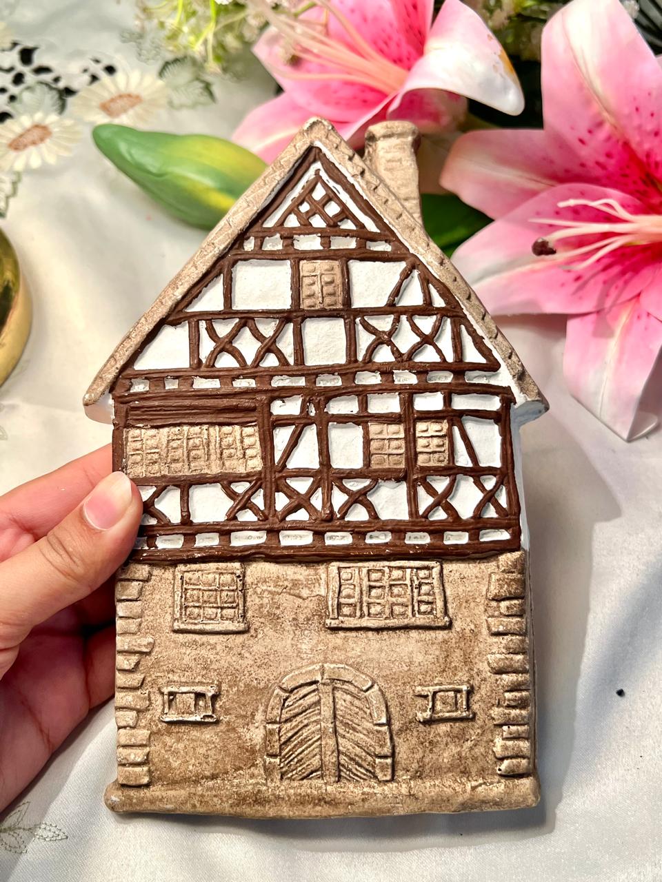 Tudor House Decorative Wall Plaque 20cm