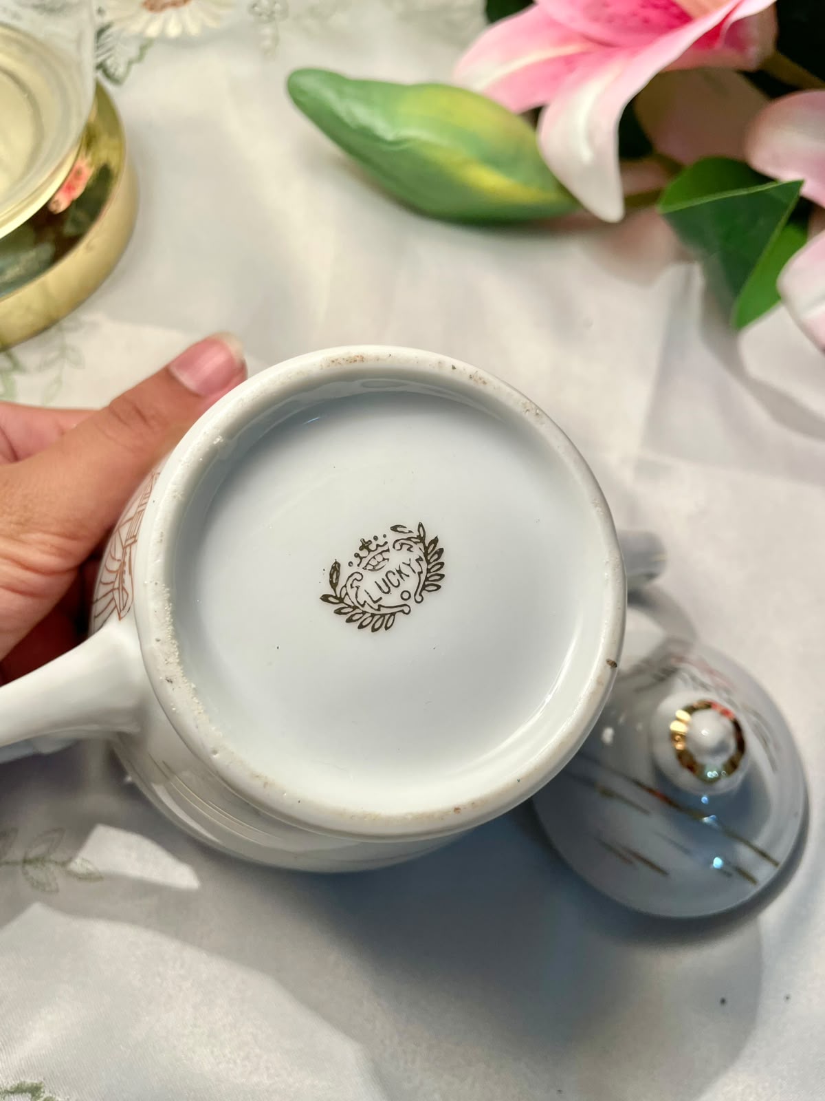 Vintage White & Gold Lidded Sugar Bowl Approx. 5 in