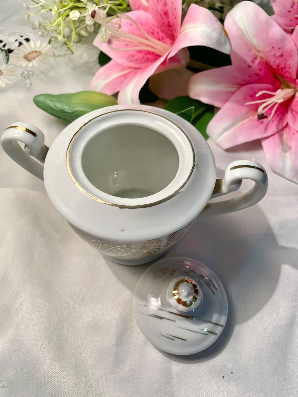 Vintage White & Gold Lidded Sugar Bowl Approx. 5 in