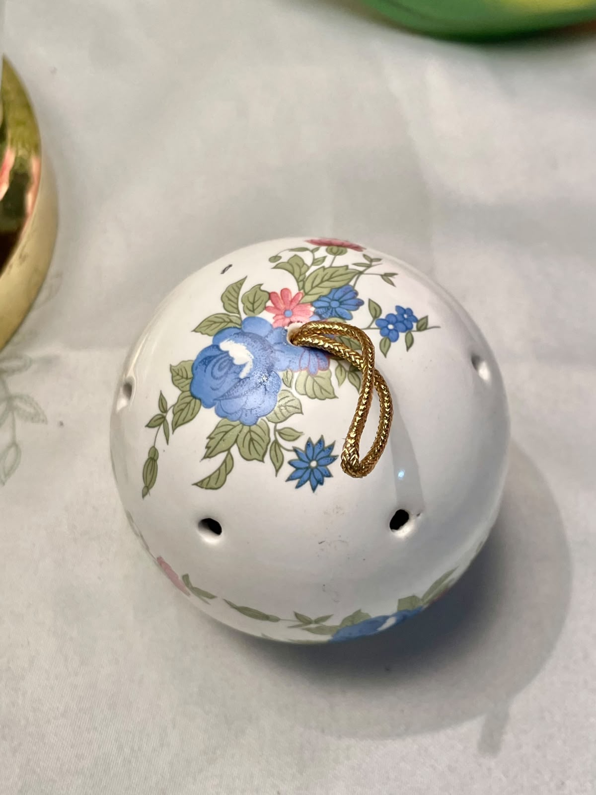 Floral Ceramic Hanging Pomander Decor – Approx. 7 cm