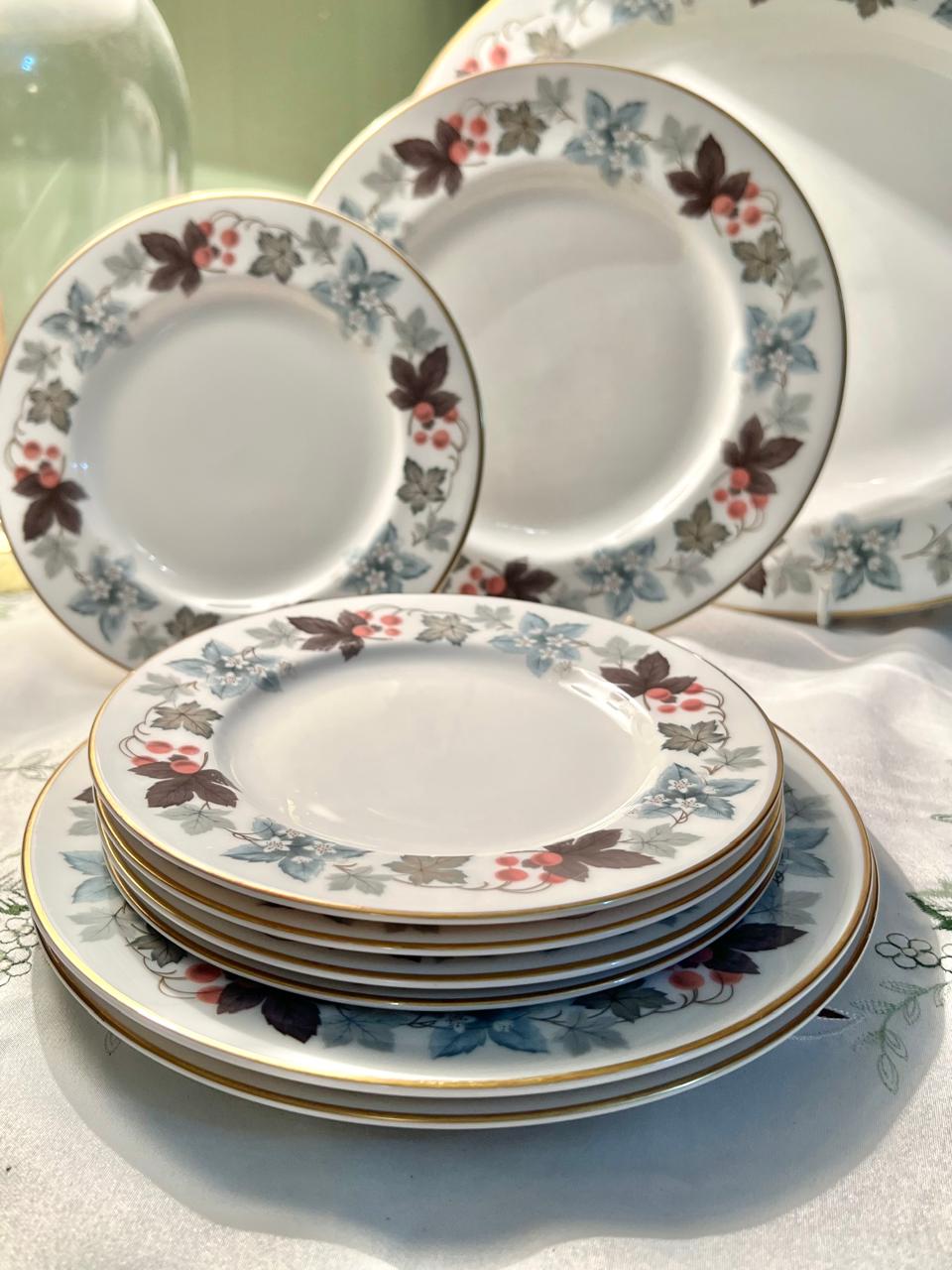 Royal Doulton Camelot English Translucent China Dinnerware Set 9 pcs