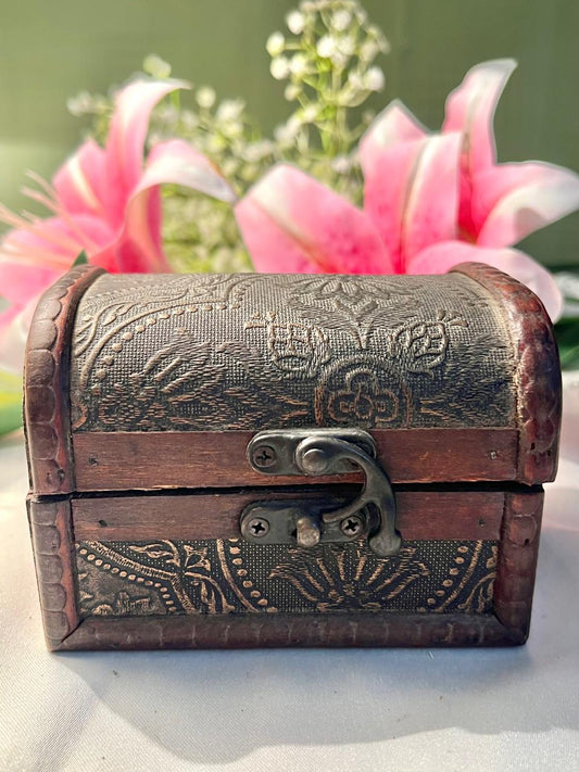 Vintage Style Wooden Trinket Chest with Metal Clasp – Approx. 13 cm Wide