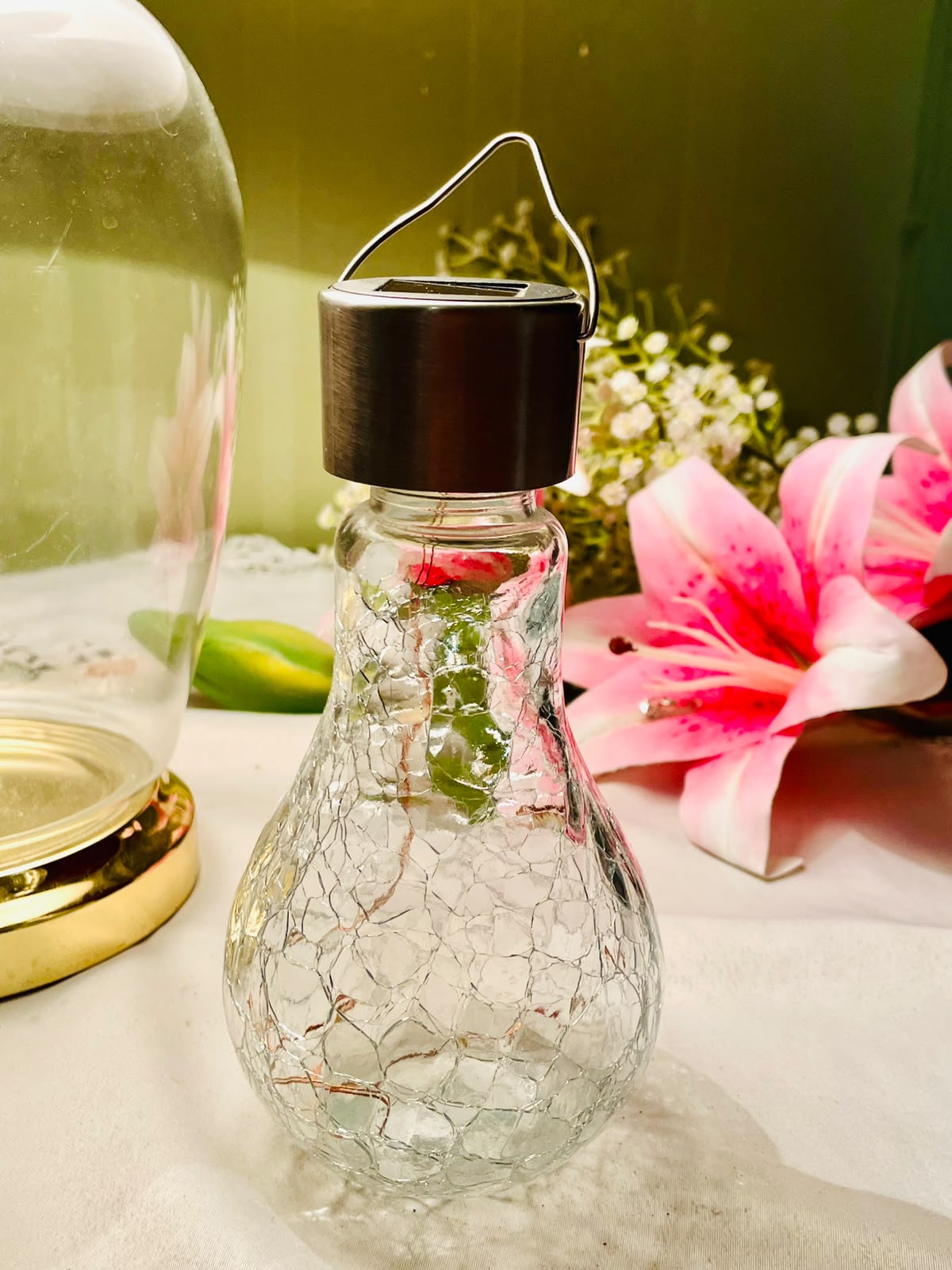 Vintage oversized-bulb design and a built-in solar pane 17 cm