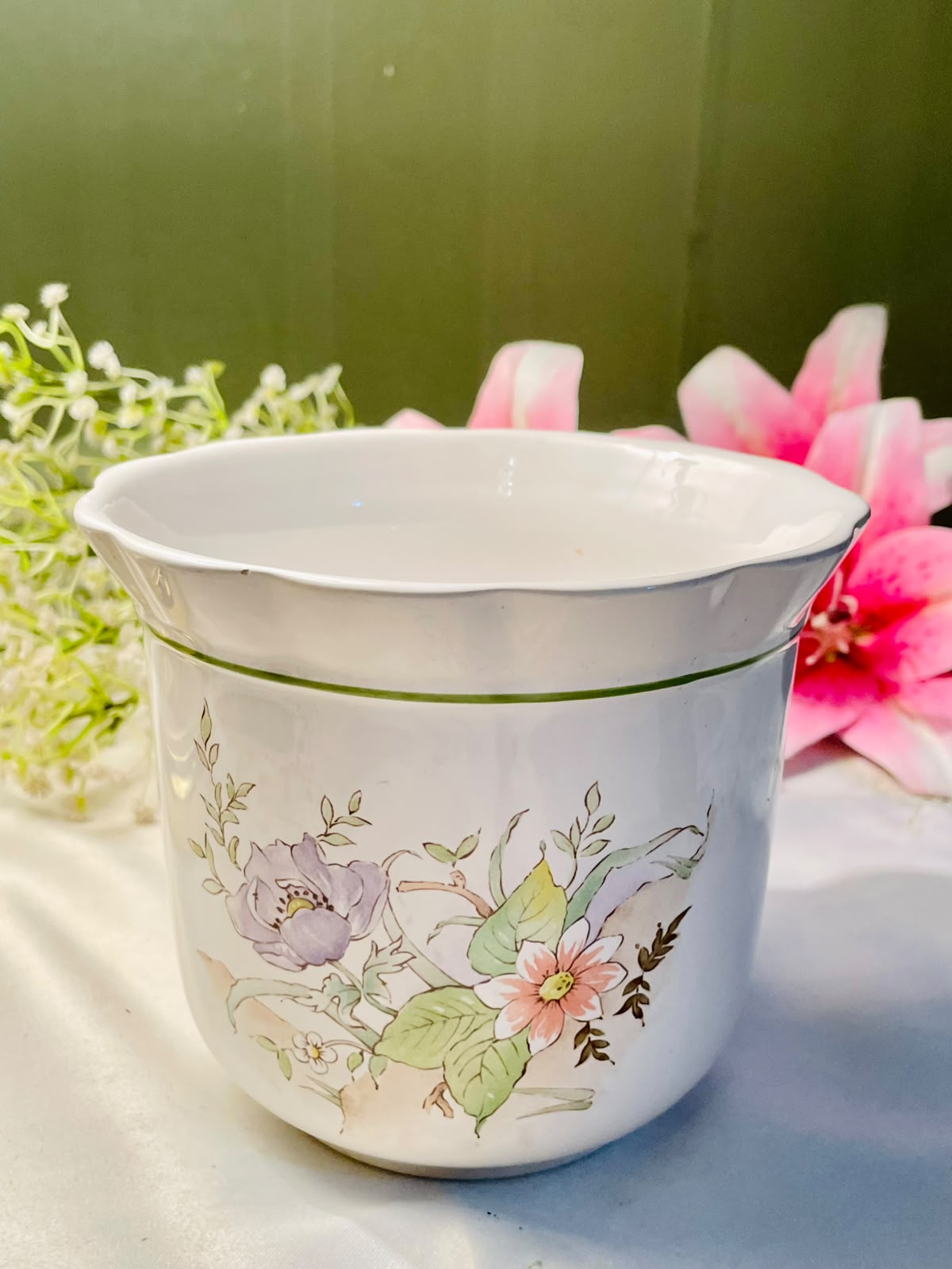 Floral Ceramic Planter with Green Trim – 14cm