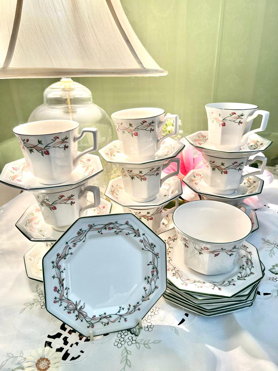 Johnson Brothers Eternal Beau 25-Piece Tea Set Floral