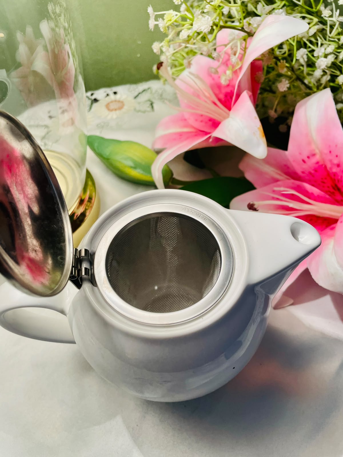 White Ceramic Teapot with Hinged Stainless-Steel Lid – Modern Minimalist Tea Pot – Approx. 12 cm