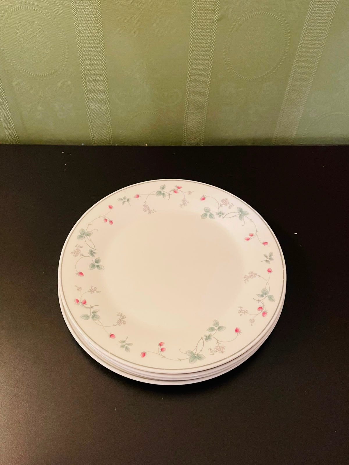 Royal Doulton Expressions Strawberry Fare Side Plates Set of 4