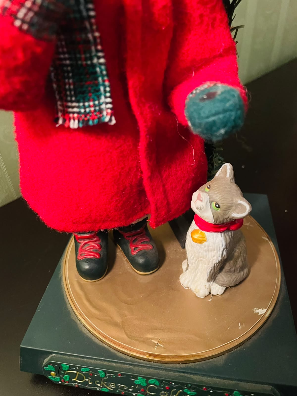 Dickens Collection Victorian Caroler Lighted Figurine