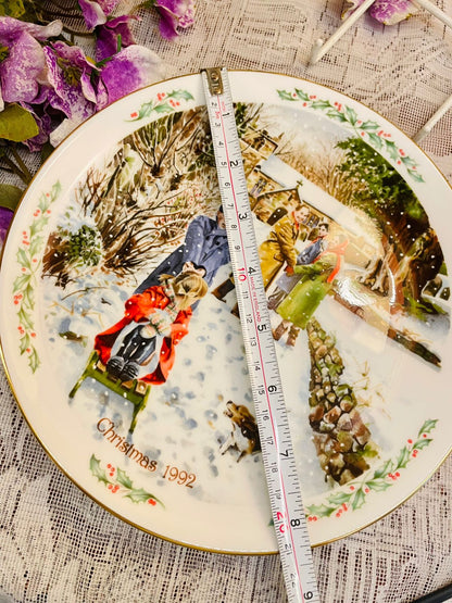 Royal Doulton 1992 Christmas Plate Going to Church 8in