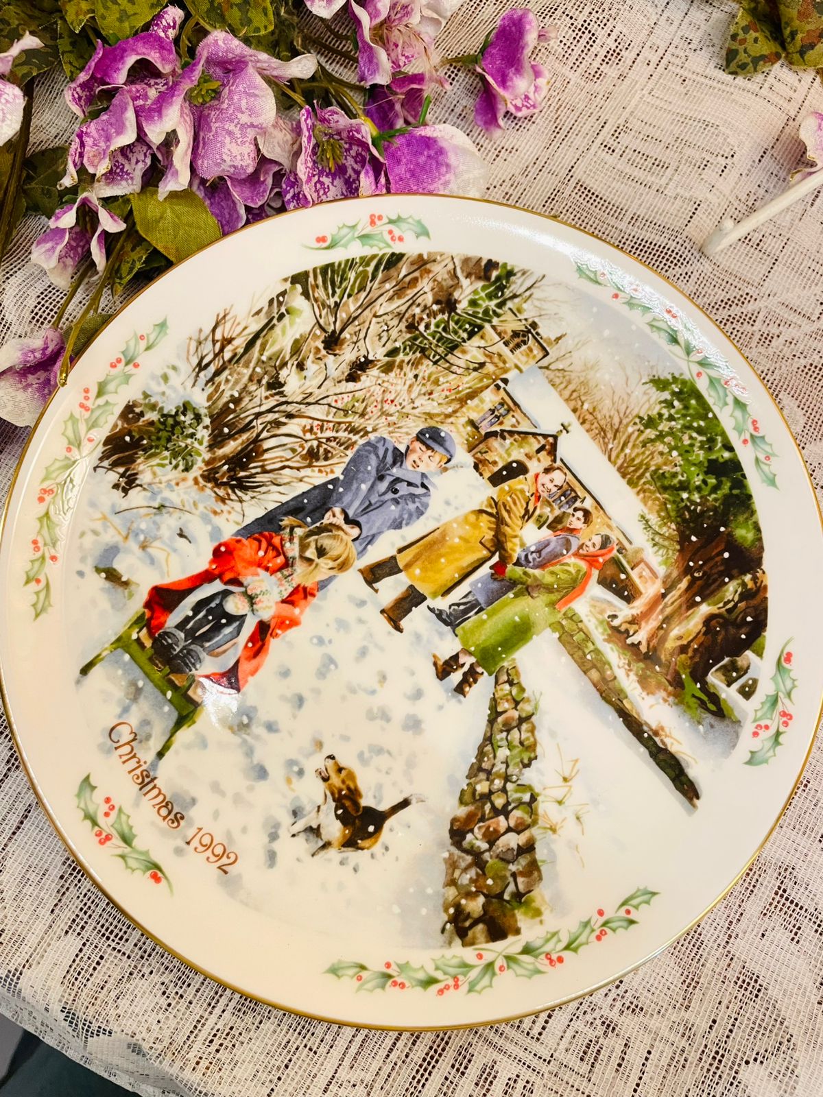 Royal Doulton 1992 Christmas Plate Going to Church 8in