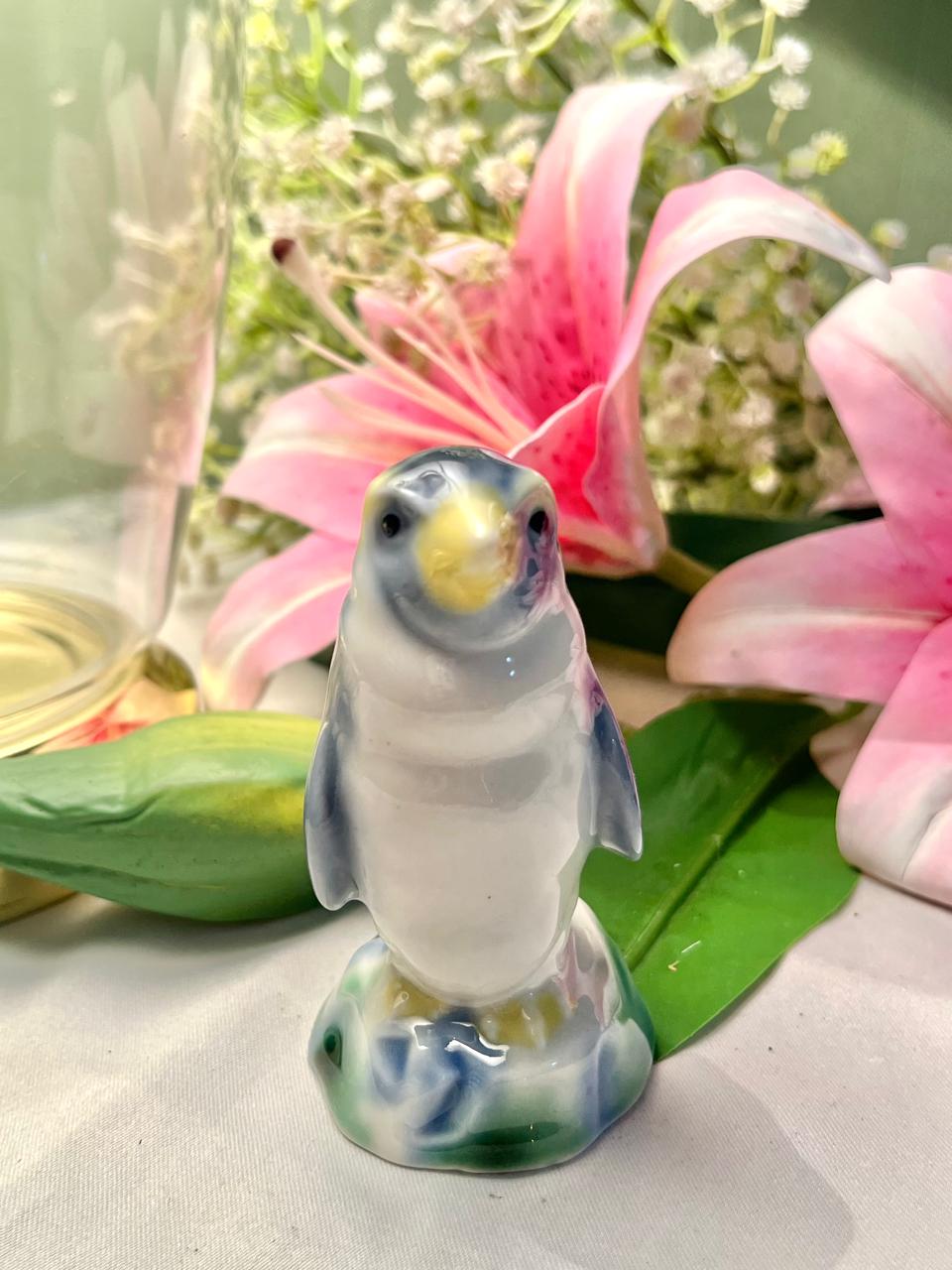 Porcelain Penguin Figurine – Glossy Blue & White Bird Ornament, Approx. 9 cm