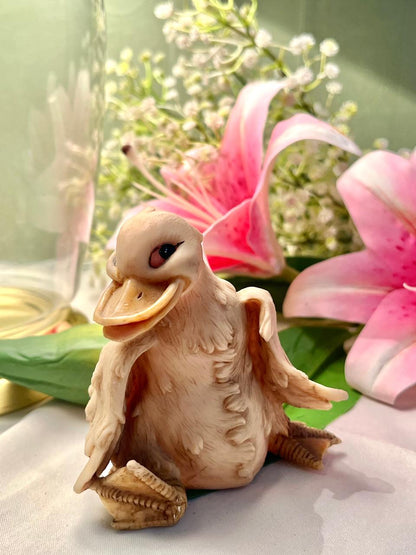 Quirky Duck Figurine – Sitting Duck Ornament with Expressive Face, Approx. 9 cm