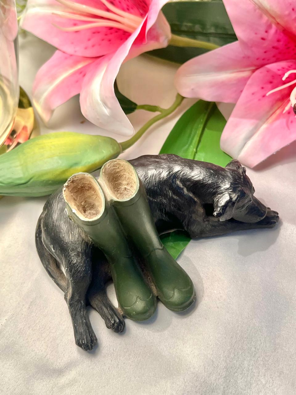 Black Labrador Dog with Green Wellington Boots Figurine – Country Decor, Approx. 13 cm